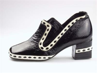 00208.jpg; 00208; 'Harella 1'. Inzending voor de International Shoe Design Competition (I.S.D.C.) van 1970. Ingezonden met 00193 en 03792.; elastiekpump