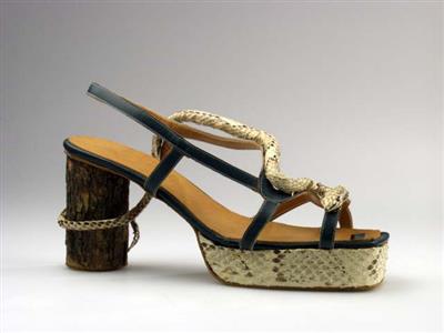 00382.jpg; 00382; Waarschijnlijk 'Darlene III'. Inzending voor de International Shoe Design Competition (I.S.D.C.) van 1970. Ingezonden met 03184 en 00074.; sandalet