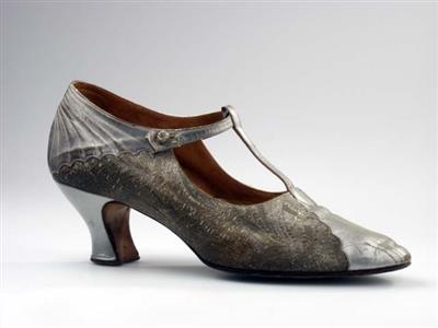 00395.jpg; 00395; bandschoen met t-binding en knoopsluiting; T-bandschoen