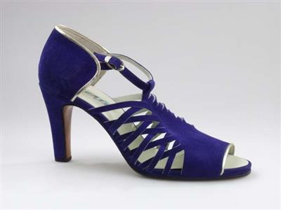 00555.jpg; 00555; 'Sonja'. Inzending voor de International Shoe Design Competition (I.S.D.C.) van 1978. Ingezonden samen met Sibylle, invnr. 00556.; T-bandschoen