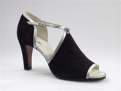 00556.jpg; 00556; 'Sibylle'. Inzending voor de International Shoe Design Competition (I.S.D.C.) van 1978. Ingezonden samen met Sonja, invnr. 00555.; bandschoen