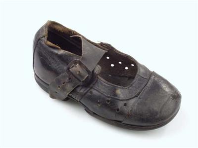 00614.jpg; 00614; Bandschoen met gespsluiting. Diverse reparaties waaronder nieuw opgestikte neus.; bandschoen