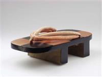 00666.jpg; 91996; Zeer uitgebreid servies met schoenenafbeeldingen uit de collectie van het Schoenenmuseum; servies