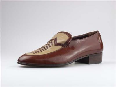00704.jpg; 00704; Herenschoen met ingestikte spiegel met insnijdingen. Met contrastrerende kleur onderlegd.; loafer