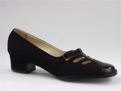 00748.jpg; 00748; Westrijdmodel met deelnamenummer 644. Geen pseudoniem. Inzending voor de International Shoe Design Competition (I.S.D.C.) van 1967.; pump