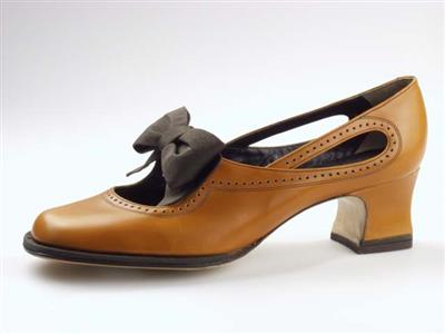 00865.jpg; 00865; 'Karl'. Inzending voor de International Shoe Design Competition (I.S.D.C.) van 1968.; pump