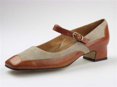 00874.jpg; 00874; 'Dorette II'. Inzending voor de International Shoe Design Competition (I.S.D.C.) van 1967. Ingezonden met 00082 en 04469.; bandschoen