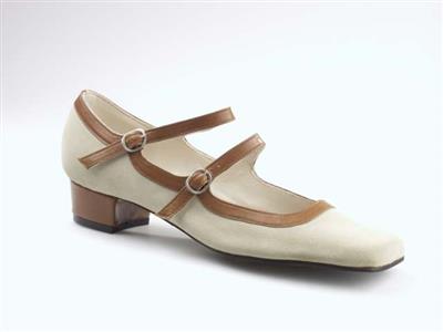 00934.jpg; 00934; 'Casualets 1'. Inzending voor de International Shoe Design Competition (I.S.D.C.) van 1967. Ingezonden samen met 03922 en 05021.; bandschoen