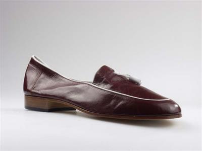 01330.jpg; 01330; Bordeauxrode herenschoen met witte paspoils en leren flossen op spiegel. Vervaardigd voor de Duitse markt.; loafer