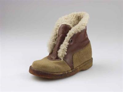 01362.jpg; 01362; hoge schoen met derbysluiting en bontvoering; derbybottine