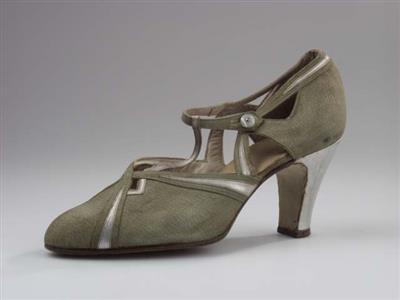 01572.jpg; 01572; bandschoen met t-binding en knoopsluiting; T-bandschoen