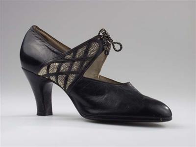 01858.jpg; 01858; Avondschoen met brede wreefband van slangenleer met ruitpatroon en vetersluiting; bandschoen