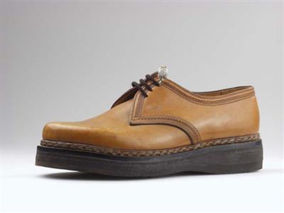 02054.jpg; 02054; Schoen met derbysluiting met vlechtrand langs zool. Zelfde model als 05232 maar de herenuitvoering.; derbymolière