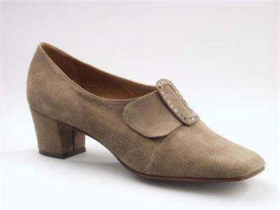 02076.jpg; 02076; 'Brigitte 2'. Inzending voor de International Shoe Design Competition (I.S.D.C.) van 1967. Ingezonden met 02959.; elastiekpump