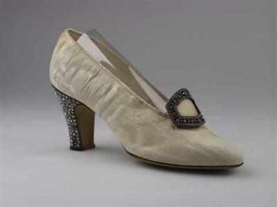 02101.jpg; 02101; Pump met strass hak en gesp; pump