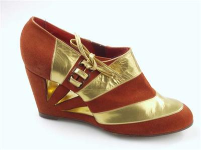 02110.jpg; 02110; instapper met vetersluiting elastieksluiting en uitgezaagde sleehak; rijgmolière