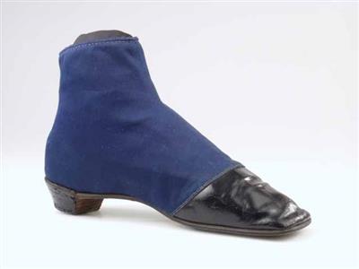 02153.jpg; 02153; Tweekleurige enkellaars met zij-rijgsluiting van blauwe wol met lakleren neus.; rijgbottine