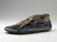 02226.jpg; 02226; mocassin met tong, geborduurd met kralen; mocassin