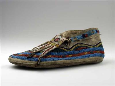 02226.jpg; 02226; mocassin met tong, geborduurd met kralen; mocassin