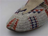 02228..jpg; 02228; Schoen met vetersluiting, geborduurd met kralen; mocassin