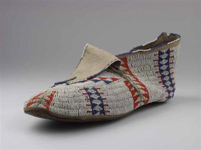 02228.jpg; 02228; Schoen met vetersluiting, geborduurd met kralen; mocassin