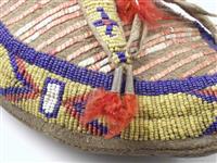 02229..jpg; 02229; Veterschoen, geborduurd met stekelvarkenstekels en kralen; mocassin