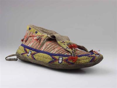 02229.jpg; 02229; Veterschoen, geborduurd met stekelvarkenstekels en kralen; mocassin