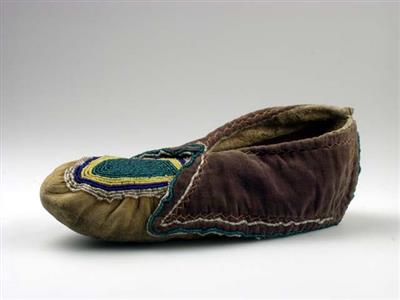 02230.jpg; 02230; Hertenleren herenschoen met overhangende, van oorsprong paars, fluwelen zijpanden en geborduurd met glaskralen.; mocassin