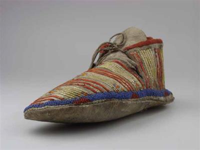 02232.jpg; 02232; instapper met vetersluiting, geborduurd met stekelvarkenstekels; mocassin