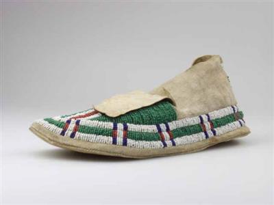 02233.jpg; 02233; instapper, geborduurd met glaskralen; mocassin