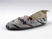 02234.jpg; 02234; instapper, geborduurd met glaskralen; mocassin