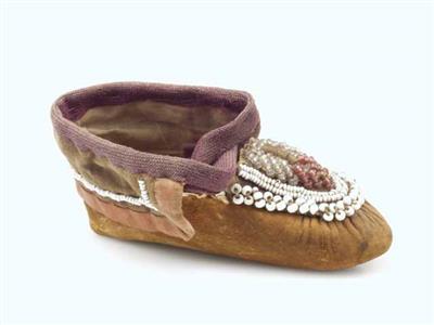 02237.jpg; 02237; Toeristensouvenir van Iroquois; mocassin