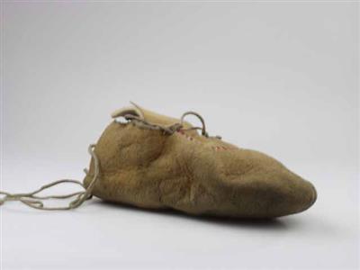 02242.jpg; 02242; instapper met vetersluiting, geborduurd met stekelvarkenstekels; mocassin