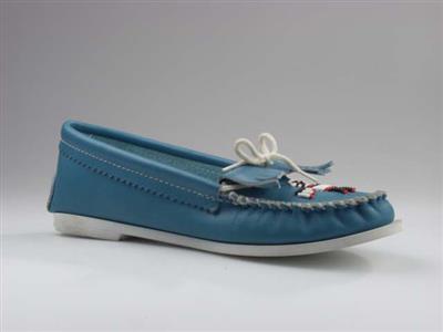 02248.jpg; 02248; Ongevoerde instapper met vetersluiting en afbeelding van vogel geborduurd in kralen; mocassin