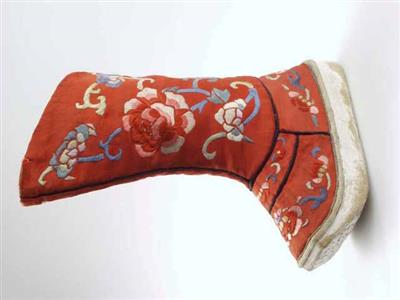 02370.jpg; 02370; Kinderlaars van rode zijde geborduurd met o.a. bloempatronen gedragen door een jongen, behorende tot de Mantsjoe bevolking van China.; laars