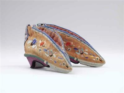 02373.jpg; 02373; Instapper voor volwassen vrouw met ingebonden voeten; Gin lien