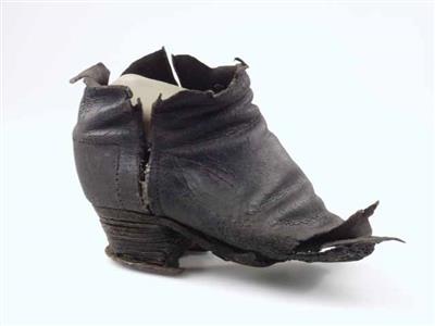 02451.jpg; 02451; fragment van een laars, gevonden in een oude boerderij in Zweden samen met 08941 en 08942.; Hessische laars