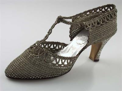 02528.jpg; 02528; Commerciële versie of kopie van een schoen die Heyraud vervaardigde voor de Franse variéte- artieste Mistinguett.; T-bandschoen