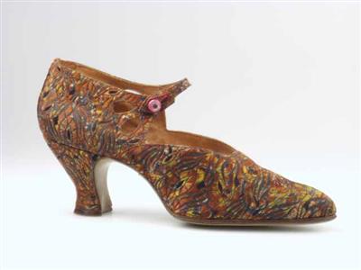 02659.jpg; 02659; Bandschoen van brokaatweefsel in overwegend rood, geel , blauwe garens, afgewisseld met metaaldraad.; bandschoen