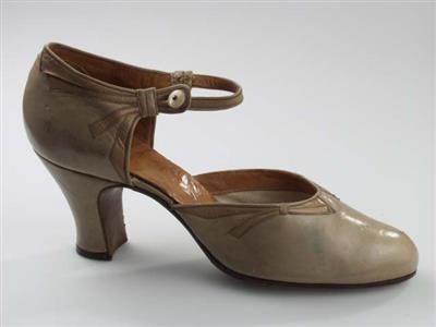 02668.jpg; 02668; bandschoen met asymmetrische decoratie; bandschoen