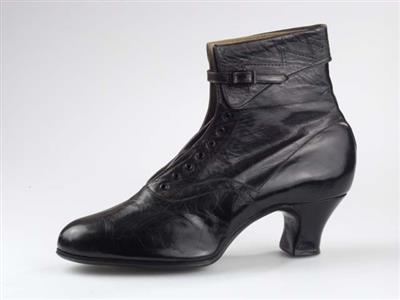 02828.jpg; 02828; enkellaars met rijgsluiting en drukknoopsluiting. veters los bijgevoegd; rijglaars