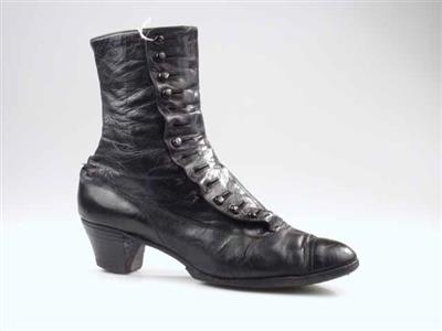 02918.jpg; 02918; Veelvuldig gedragen en gerepareerde enkellaars met zij-knoopsluiting. De knoopjes zijn verzet om de laars ruimer te maken.; knoopbottine