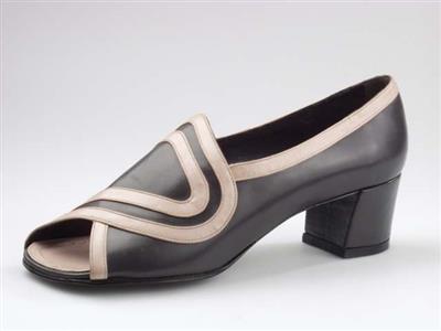 02946.jpg; 02946; 'Garbo'. Inzending voor de International Shoe Design Competition (I.S.D.C.) van 1968.; pump