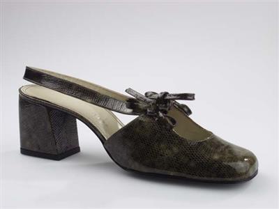 02957.jpg; 02957; 'Solange'. Inzending voor de International Shoe Design Competition (I.S.D.C.) van 1970, maar te laat binnen en daarom uitgesloten van deelname.; slingback