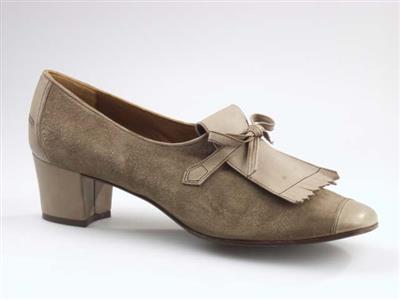 02959.jpg; 02959; 'Brigitte 1'. Inzending voor de International Shoe Design Competition (I.S.D.C.) van 1967. Ingezonden met 02076.; elastiekpump