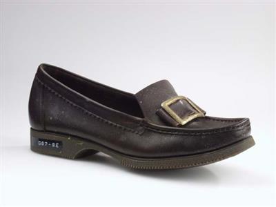 02962.jpg; 02962; 'Jawl 2'. Inzending voor de International Shoe Design Competition (I.S.D.C.) van 1967. Ingezonden met 02052 en 03778.; loafer