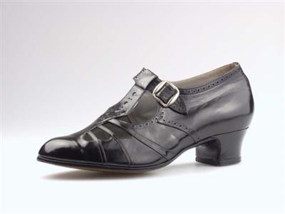 03058.jpg; 03058; bandschoen met t-binding; drukknoopsluiting; T-bandschoen