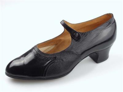 03065.jpg; 03065; bandschoen met knoopsluiting; bandschoen