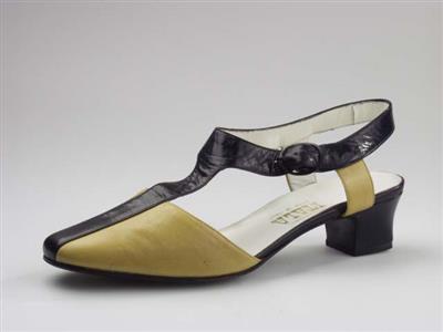 03092.jpg; 03092; 'Laura 3'. Inzending voor de International Shoe Design Competition (I.S.D.C.) van 1967. Ingezonden met 00100 en 00207.; T-bandschoen