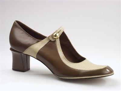 03170.jpg; 03170; 'Dilani I'. Inzending voor de International Shoe Design Competition (I.S.D.C.) van 1969. Ingezonden met 03629 en 04414.; bandschoen